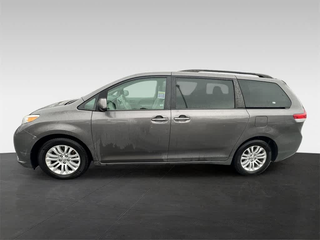 2014 Toyota Sienna XLE 3