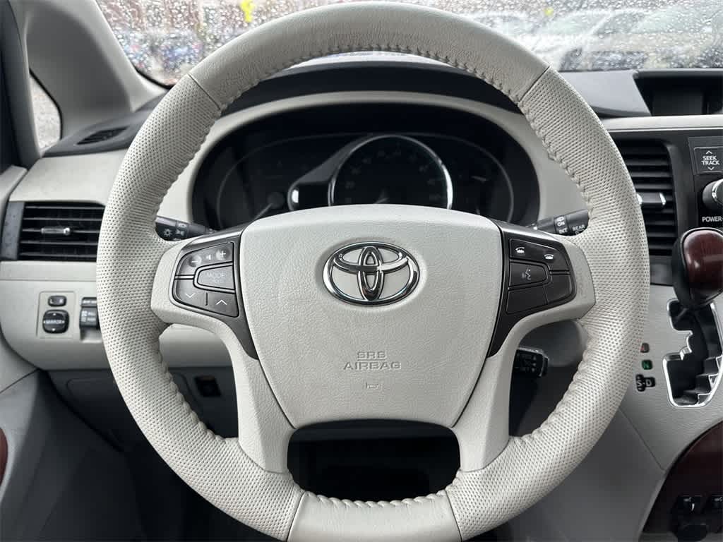 2014 Toyota Sienna XLE 16