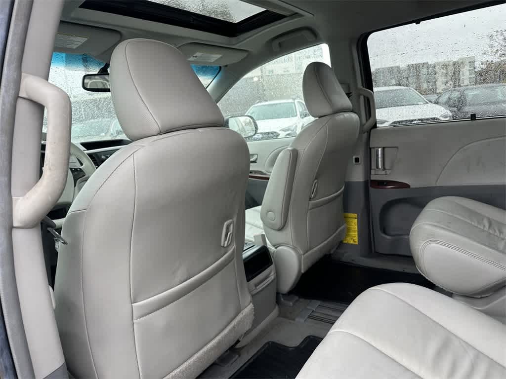 2014 Toyota Sienna XLE 13