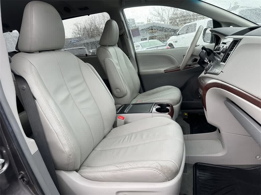 2014 Toyota Sienna XLE 15