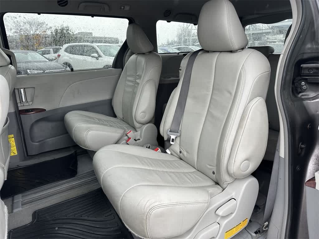 2014 Toyota Sienna XLE 14