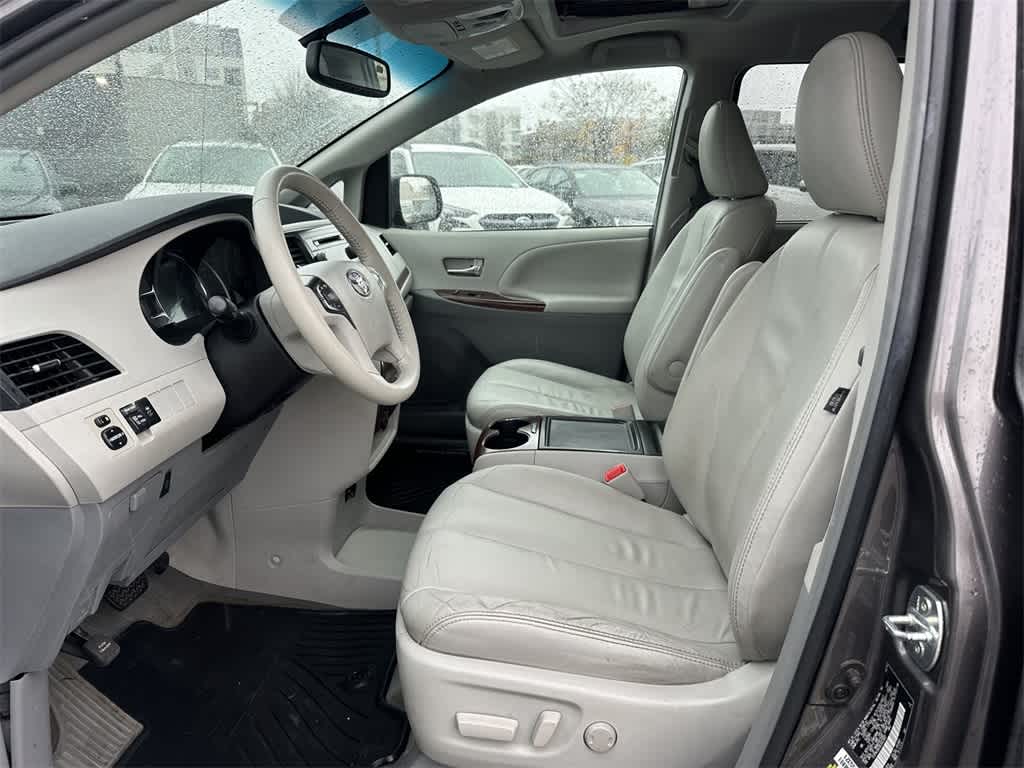 2014 Toyota Sienna XLE 2