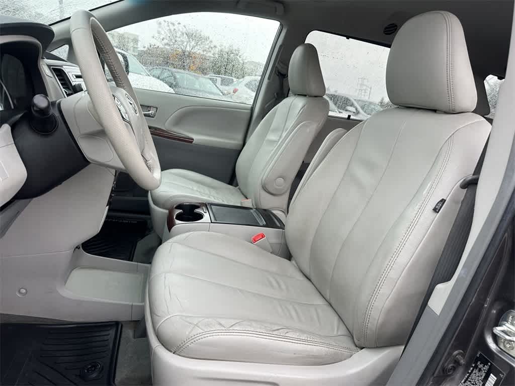 2014 Toyota Sienna XLE 11