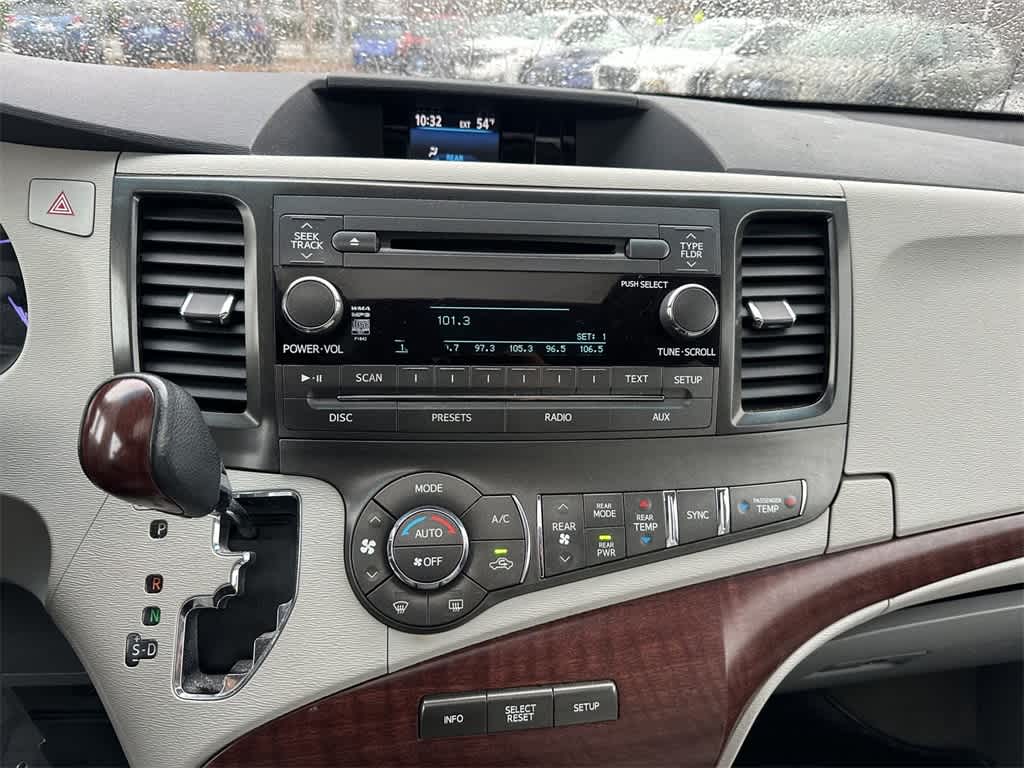 2014 Toyota Sienna XLE 17