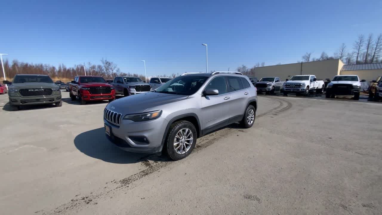 View vehicle photo 4