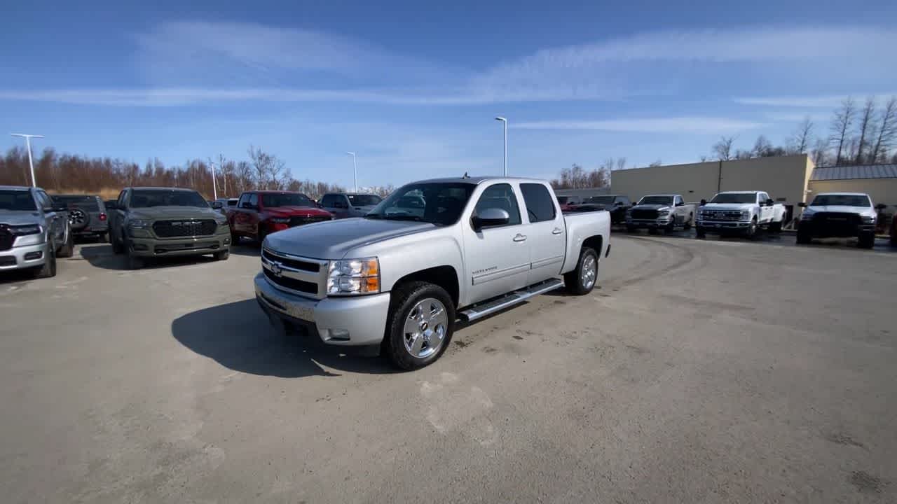 View vehicle photo 4