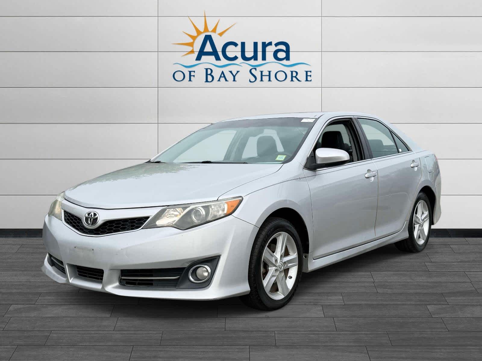 Classic Silver Metallic 2014 Toyota Camry Sedan Front-Wheel Drive 6-Speed Automatic