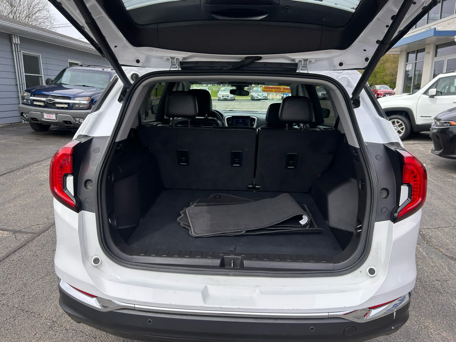 View vehicle photo 4