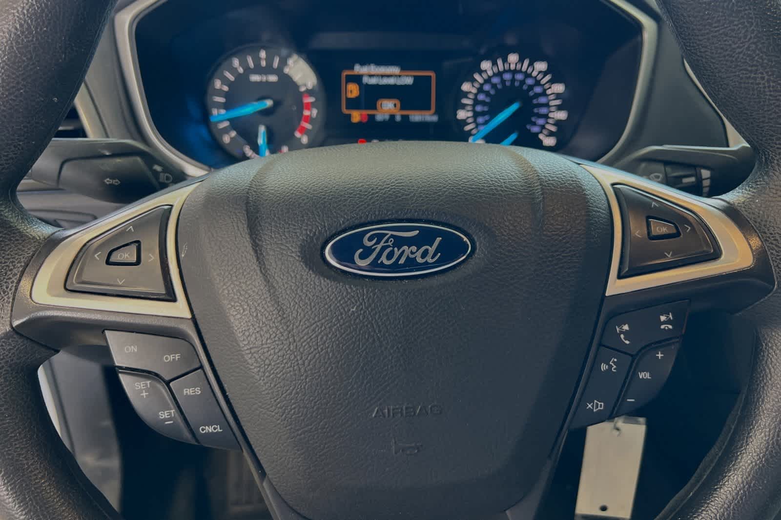 2015 Ford Fusion SE 24