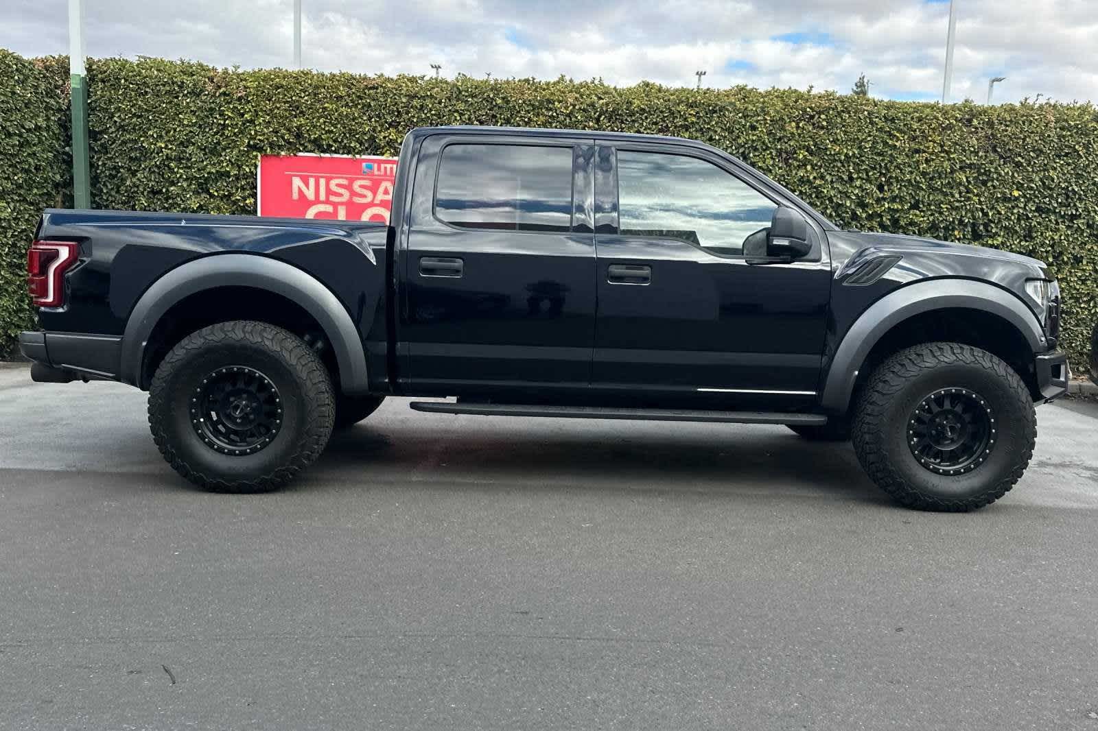 2017 Ford F-150 Raptor 4WD SuperCrew 5.5 Box 9