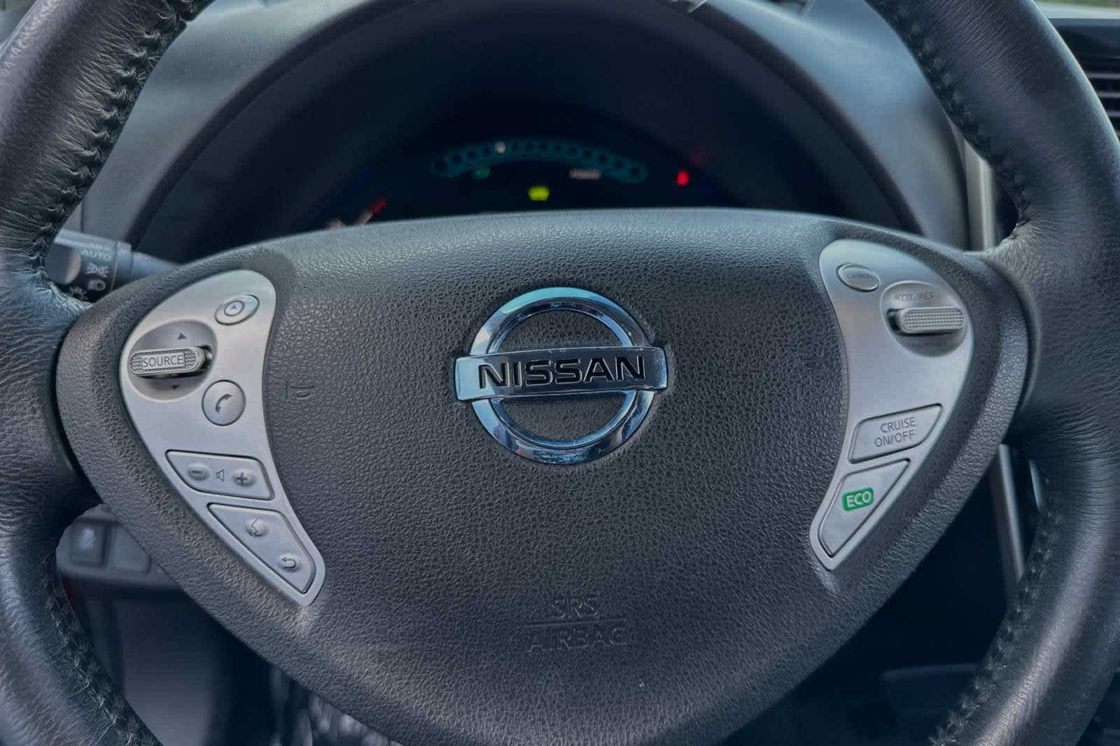 2015 Nissan LEAF SL 26