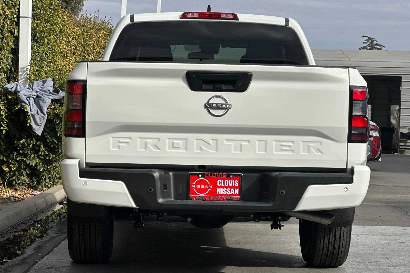 2025 Nissan Frontier SV Crew Cab 4x2 8