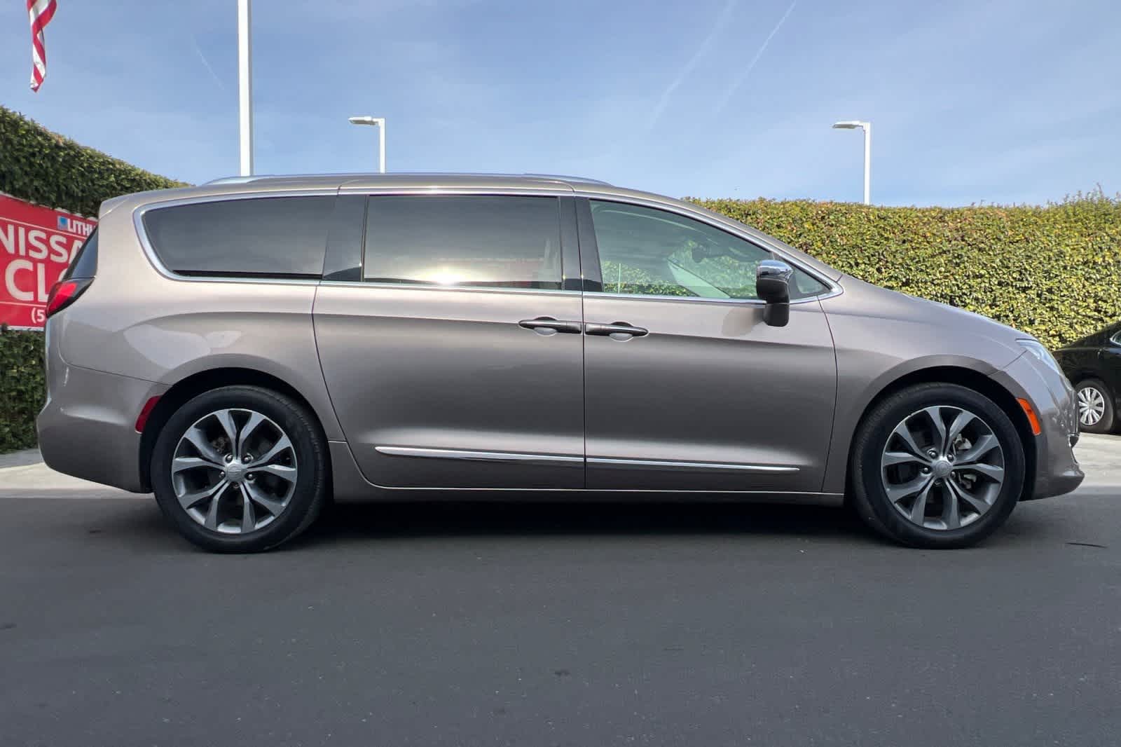 2017 Chrysler Pacifica Limited 9