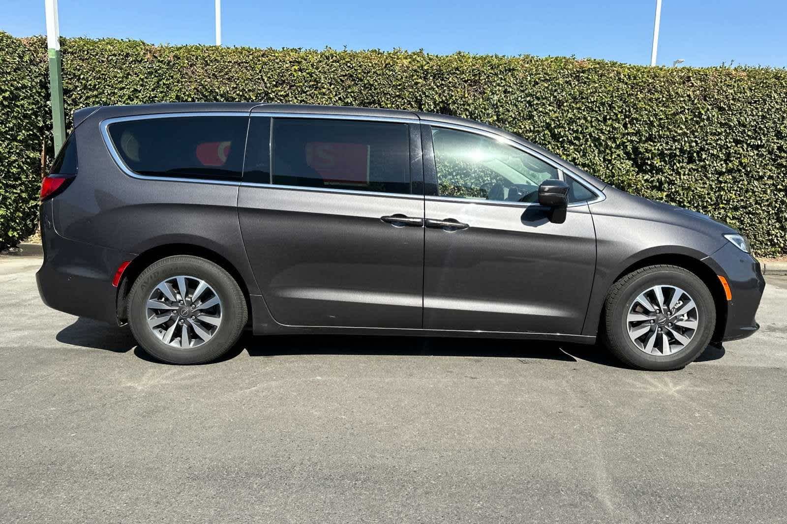 2022 Chrysler Pacifica Hybrid Touring L 9