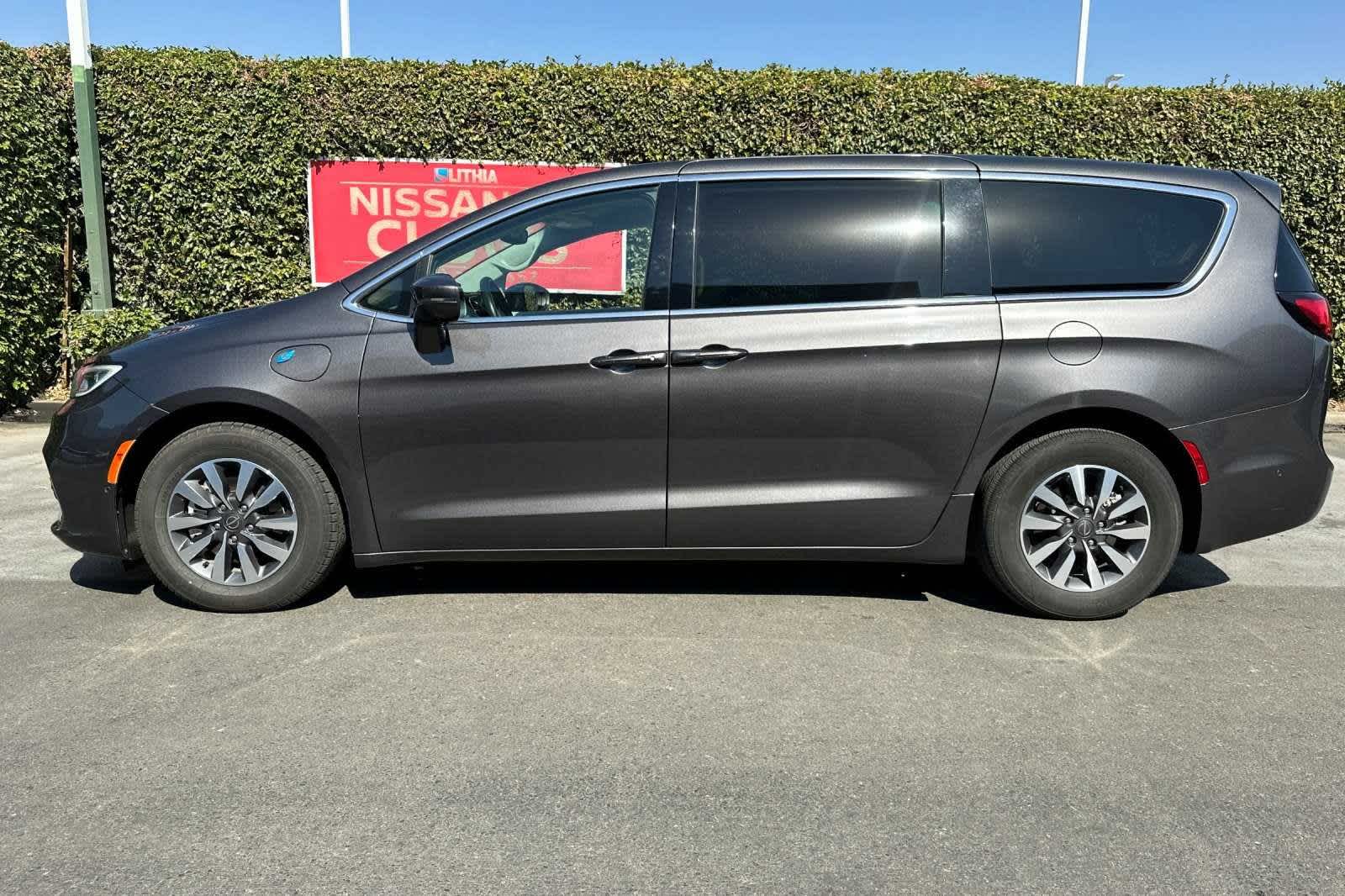 2022 Chrysler Pacifica Hybrid Touring L 6