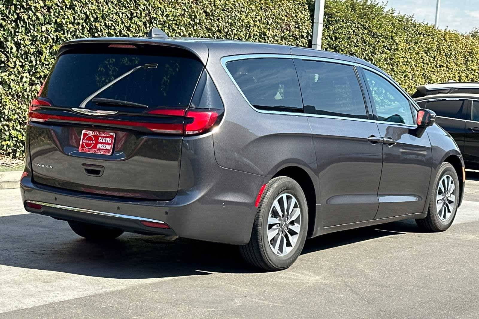 2022 Chrysler Pacifica Hybrid Touring L 3