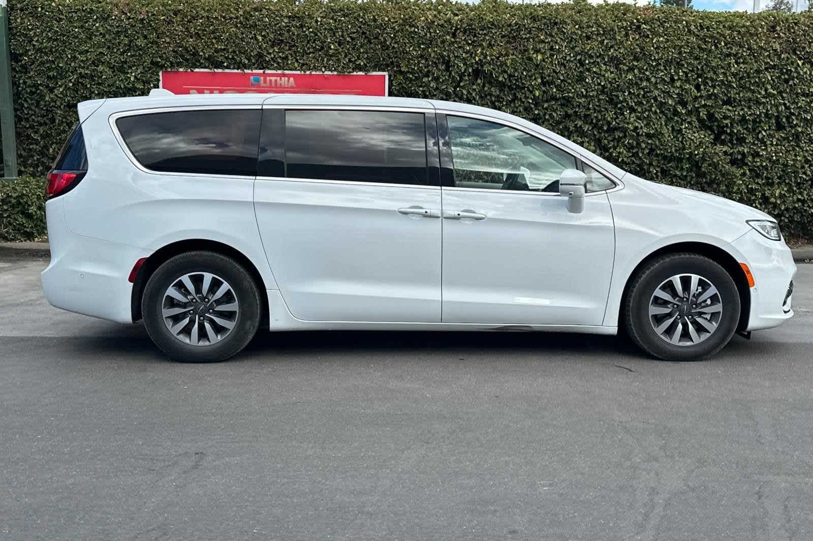 2022 Chrysler Pacifica Hybrid Touring L 9