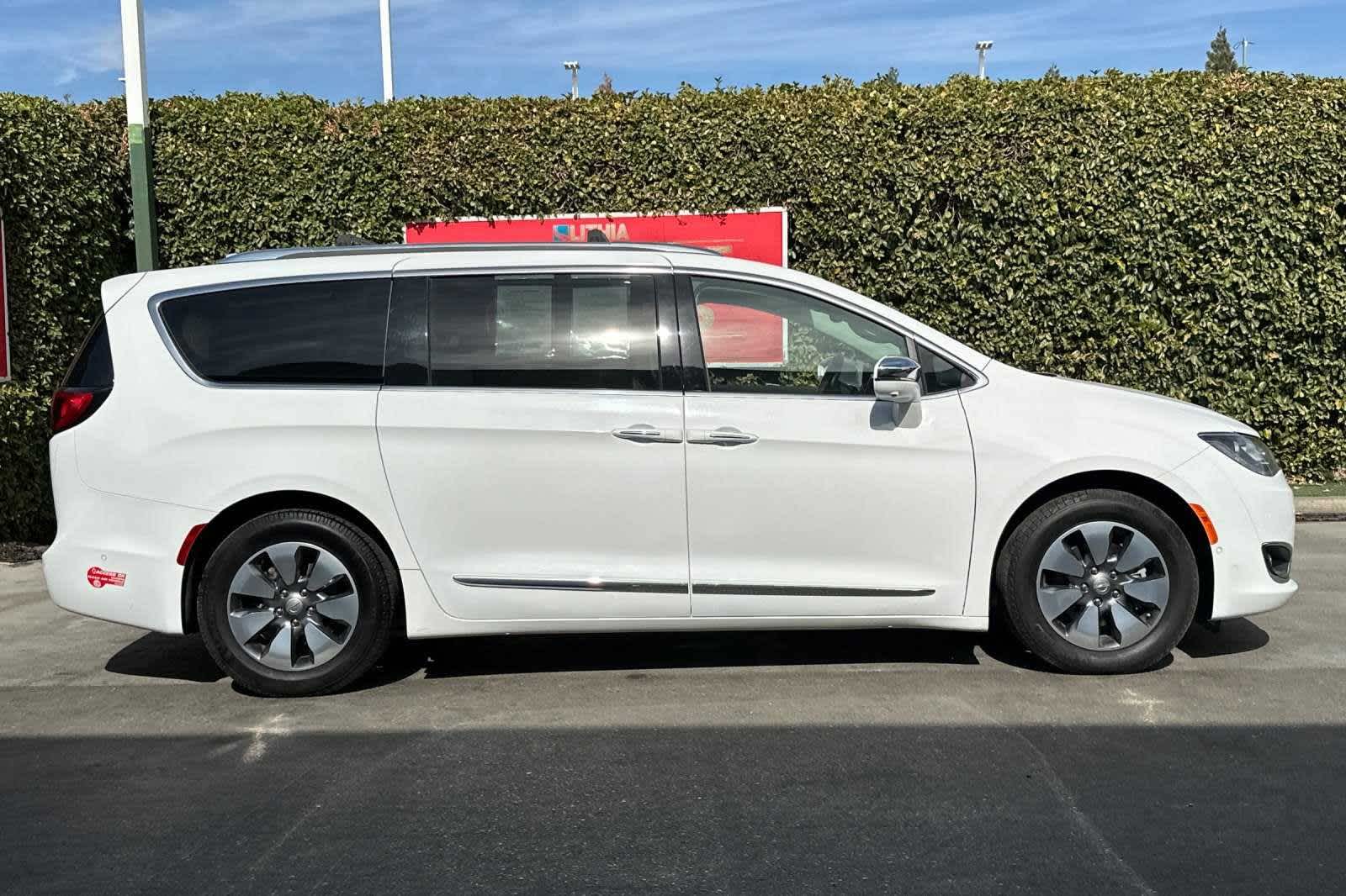 2018 Chrysler Pacifica Hybrid Limited 9