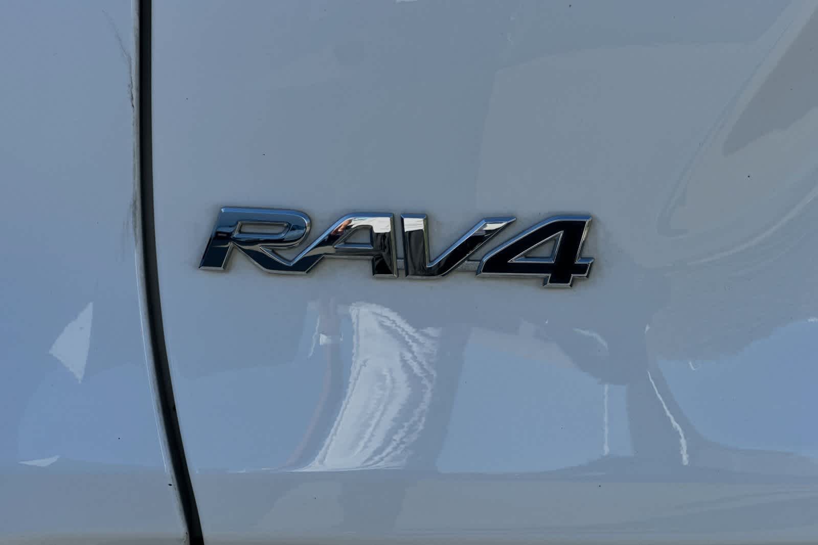 2021 Toyota RAV4 LE 13