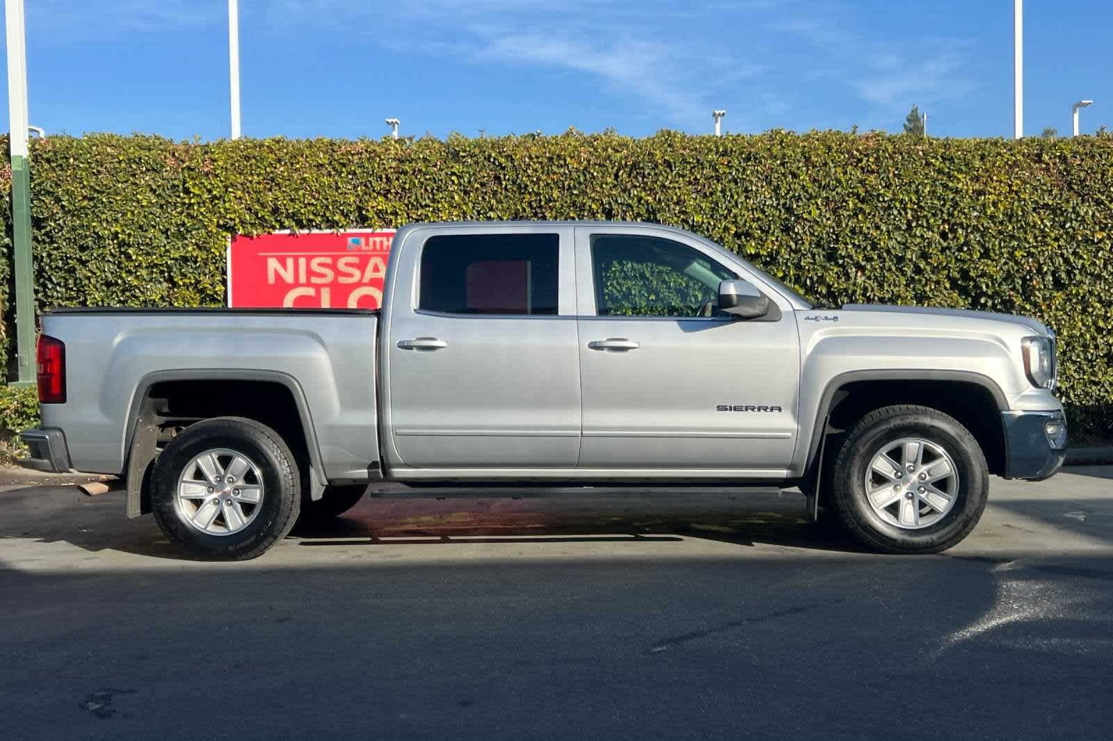 2017 GMC Sierra 1500 SLE 4WD Crew Cab 143.5 9