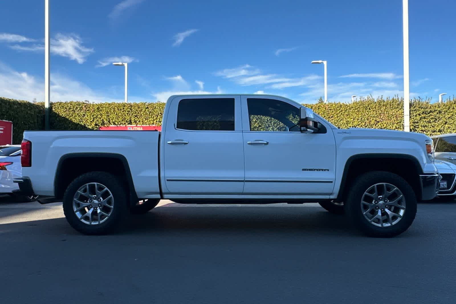 2015 GMC Sierra 1500 SLT 4WD Crew Cab 143.5 9