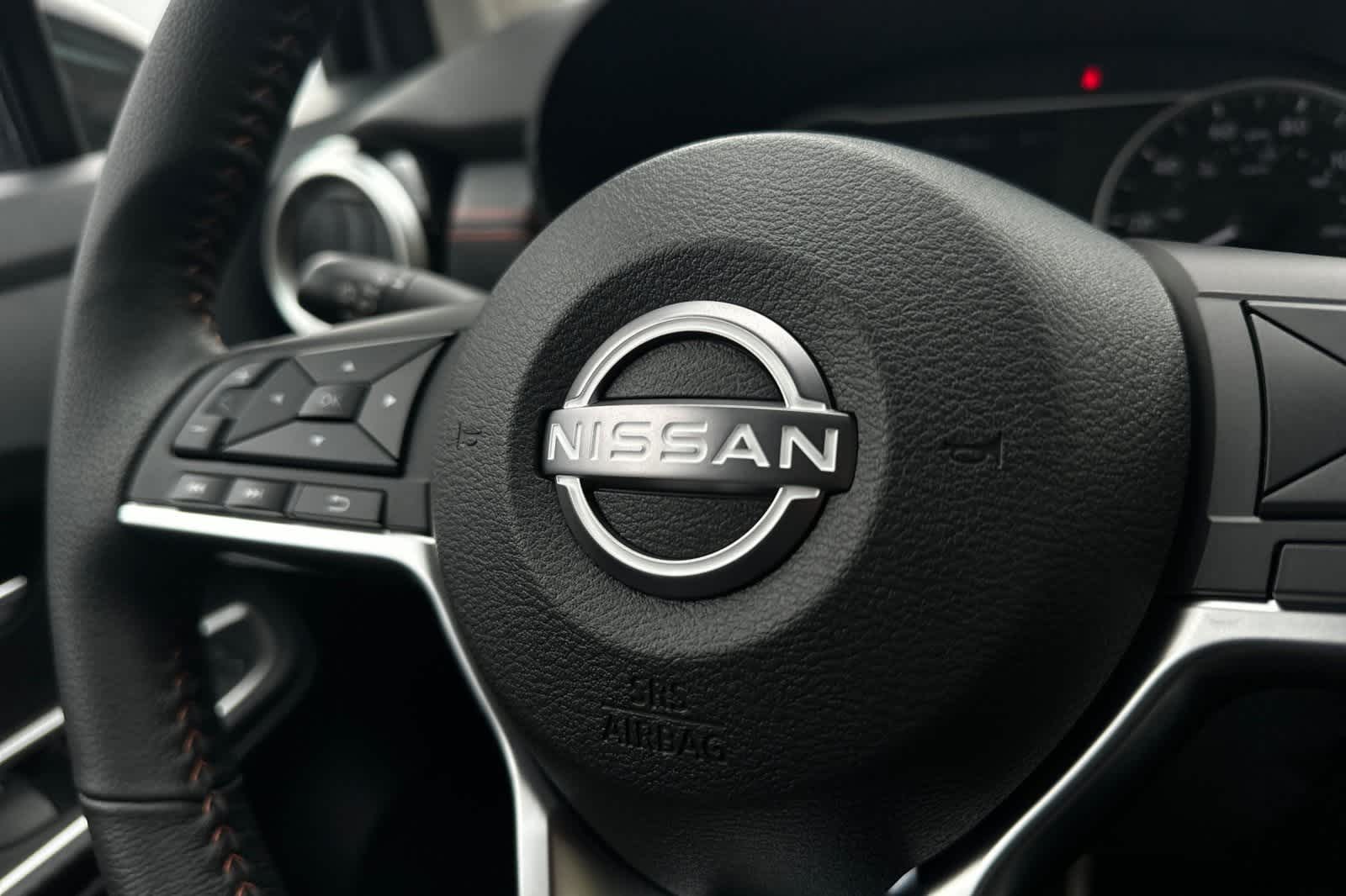 2025 Nissan Versa SR 27