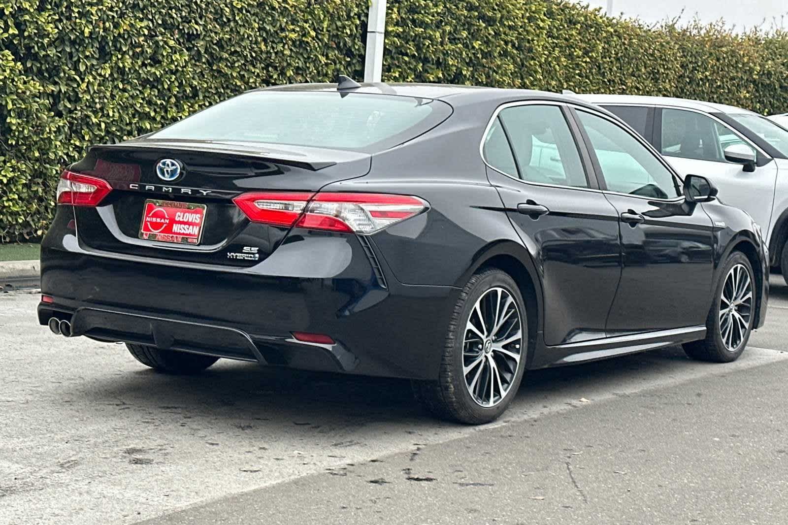 2019 Toyota Camry Hybrid SE 3