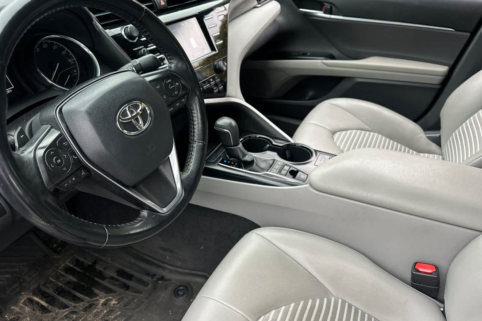 2019 Toyota Camry Hybrid SE 14