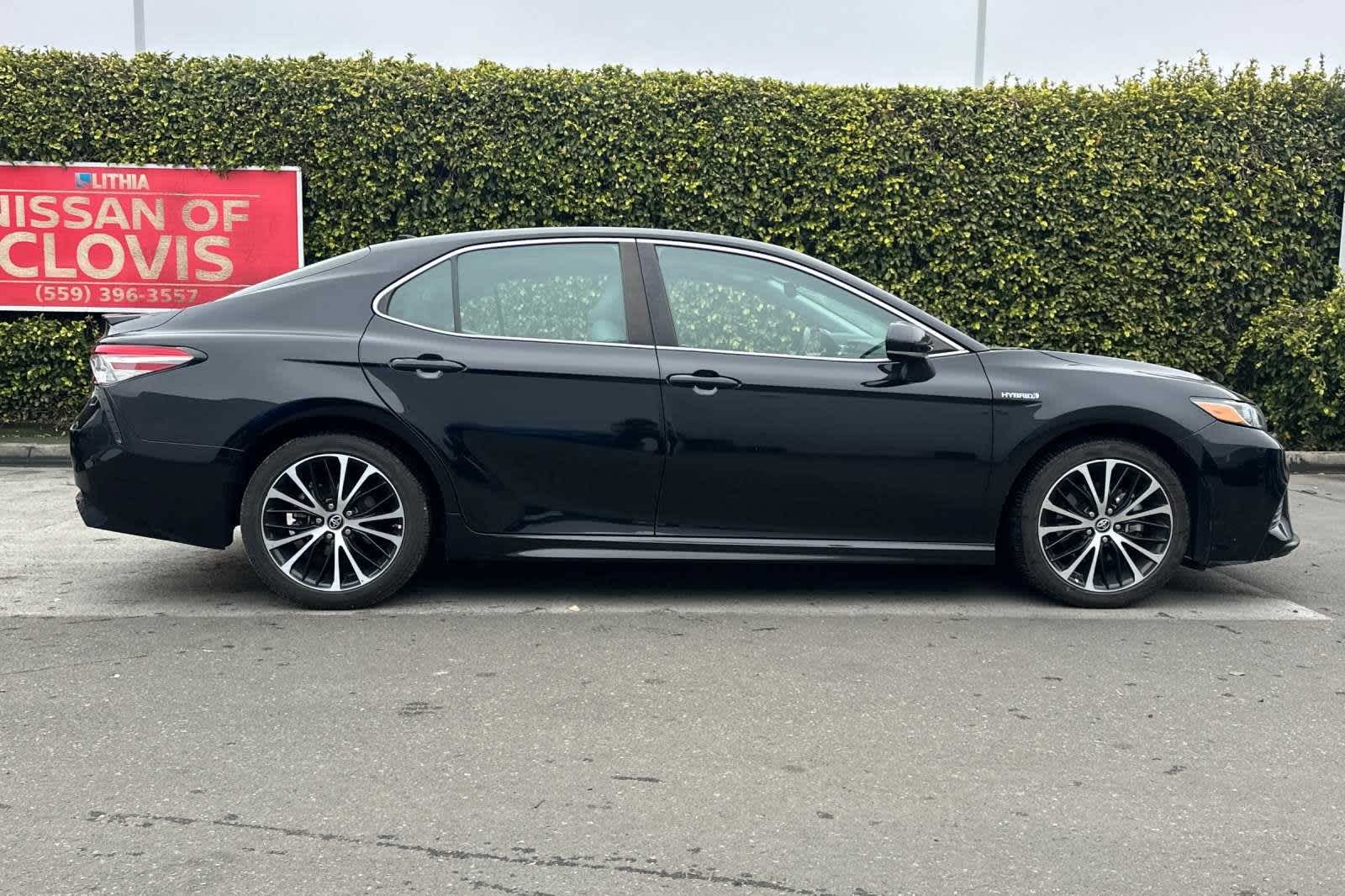 2019 Toyota Camry Hybrid SE 9