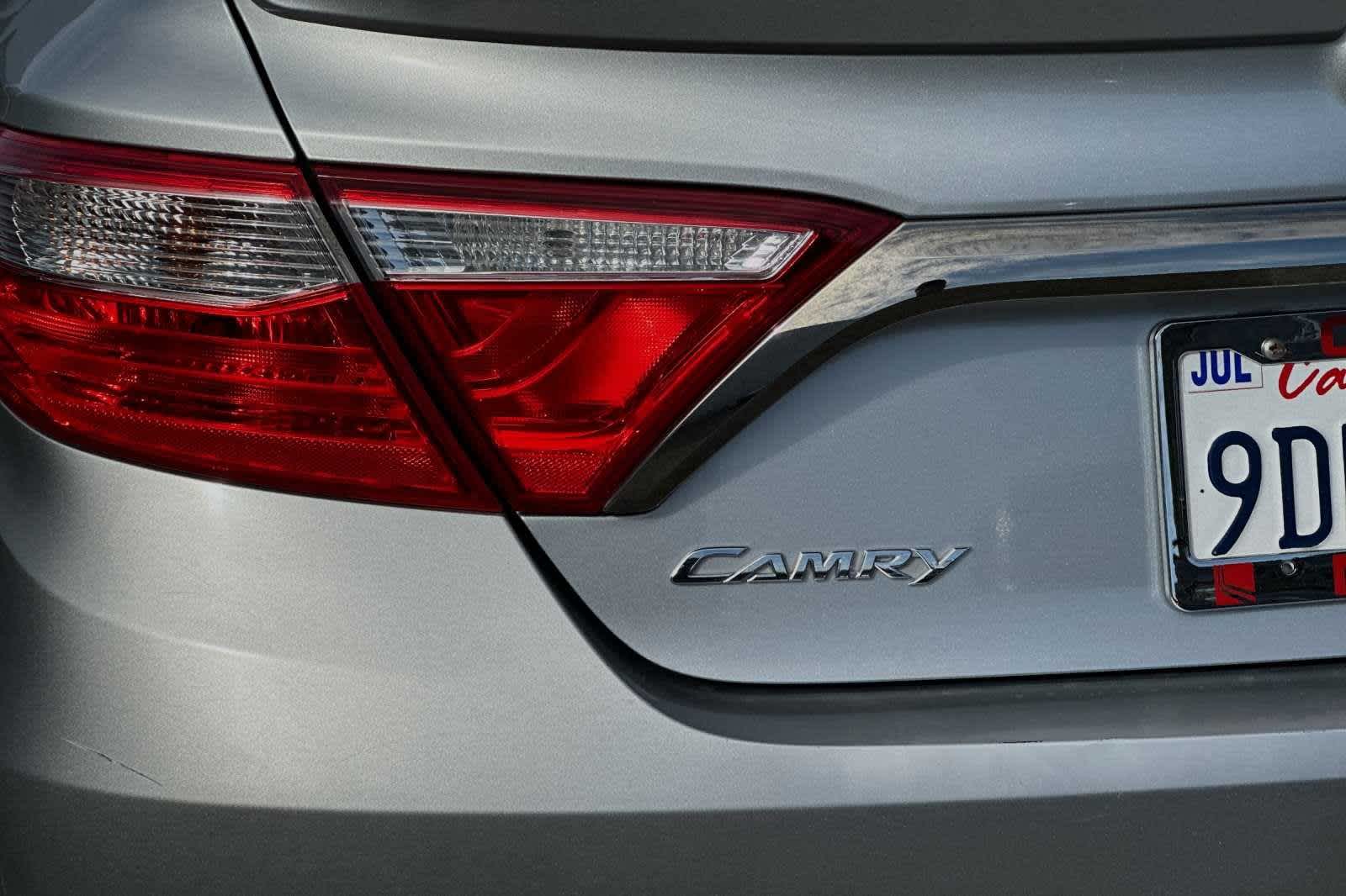 2017 Toyota Camry SE 13