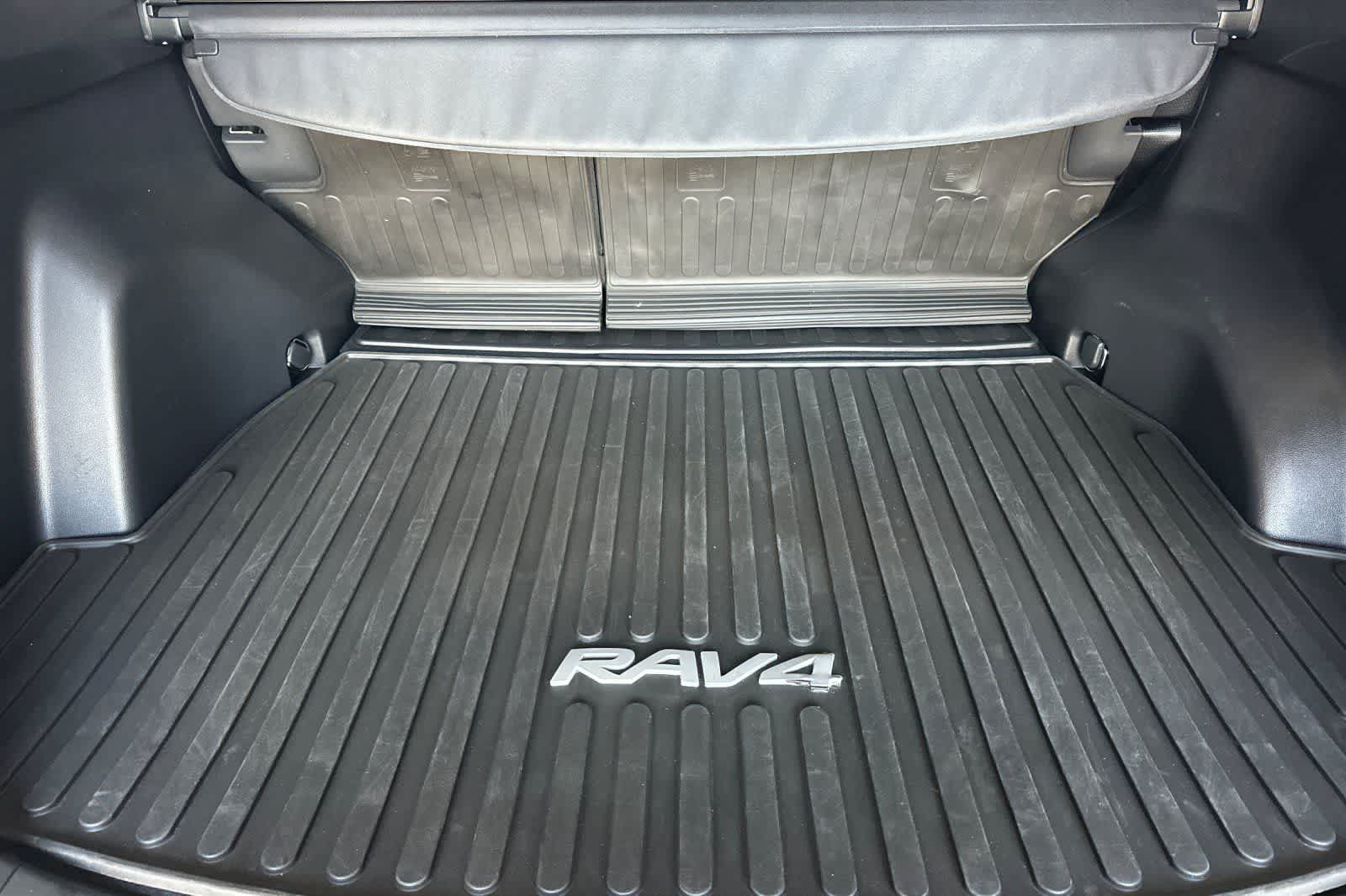 2024 Toyota RAV4 XLE - Photo 17