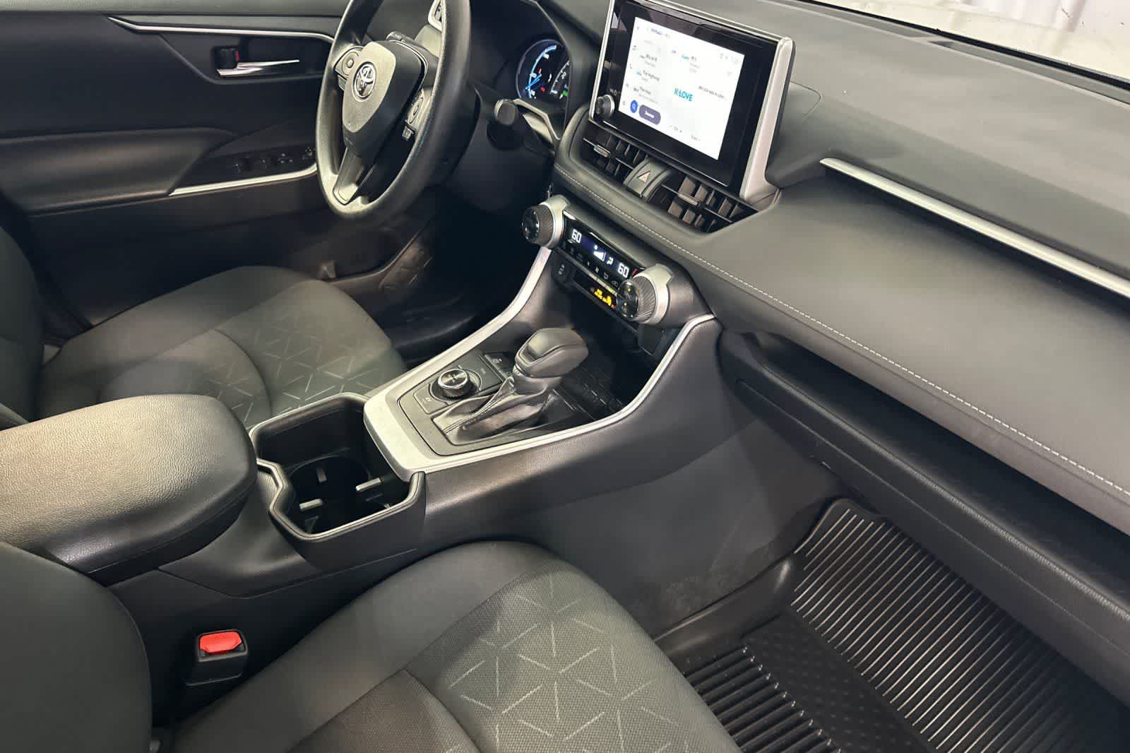 2024 Toyota RAV4 XLE - Photo 18