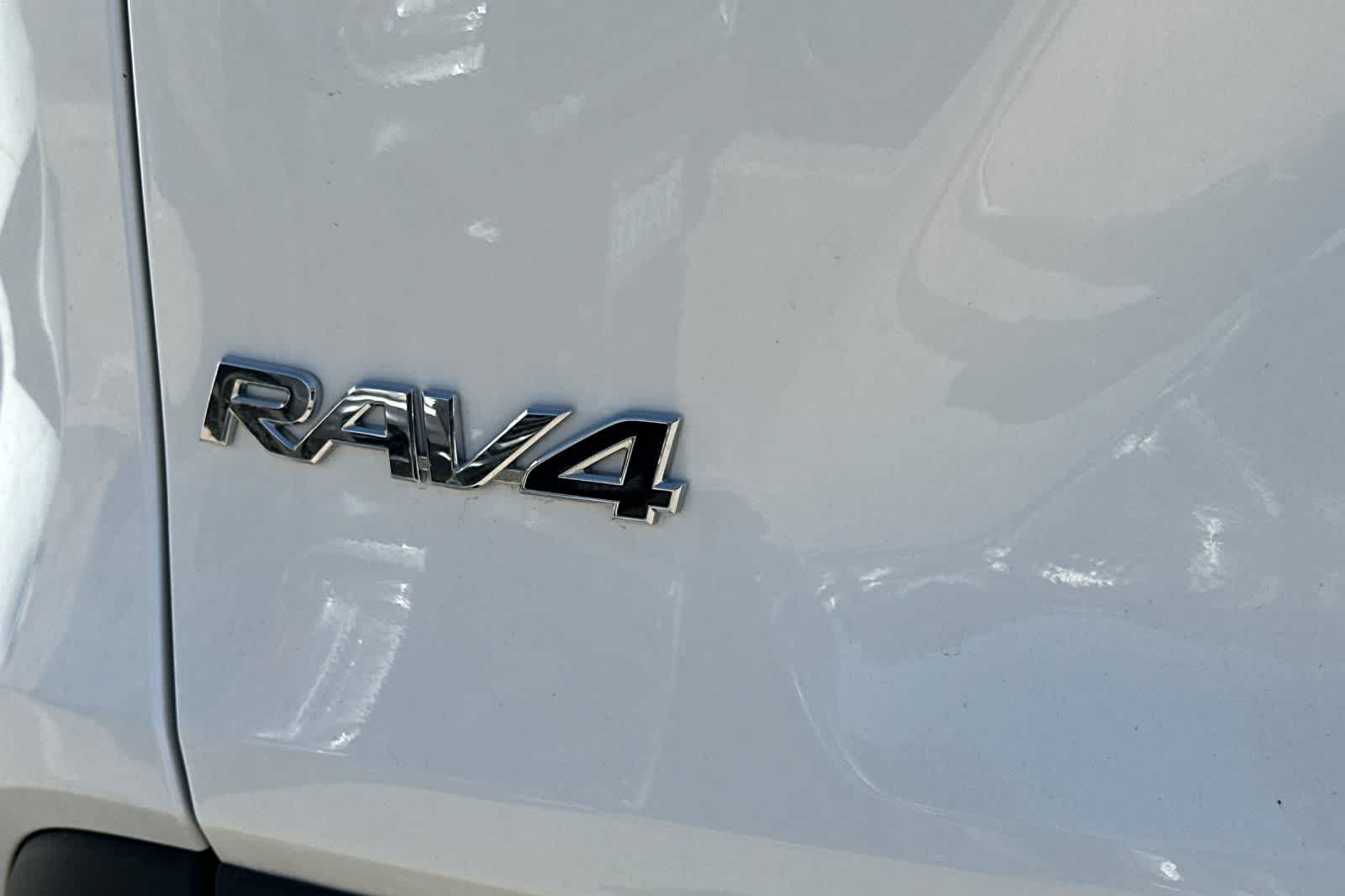 2024 Toyota RAV4 XLE - Photo 13
