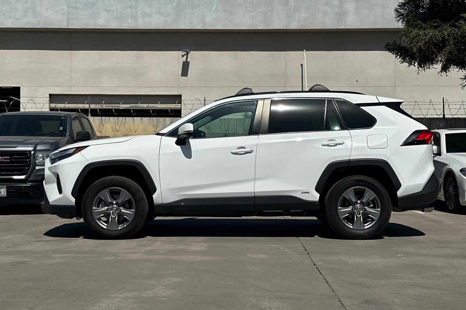 2024 Toyota RAV4 XLE - Photo 6