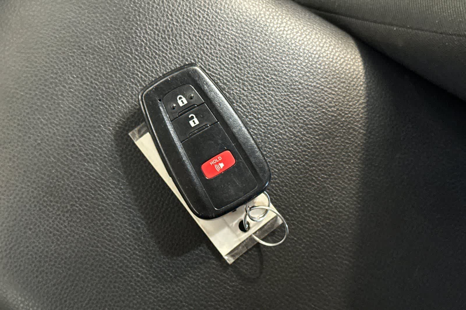 2024 Toyota RAV4 XLE - Photo 28