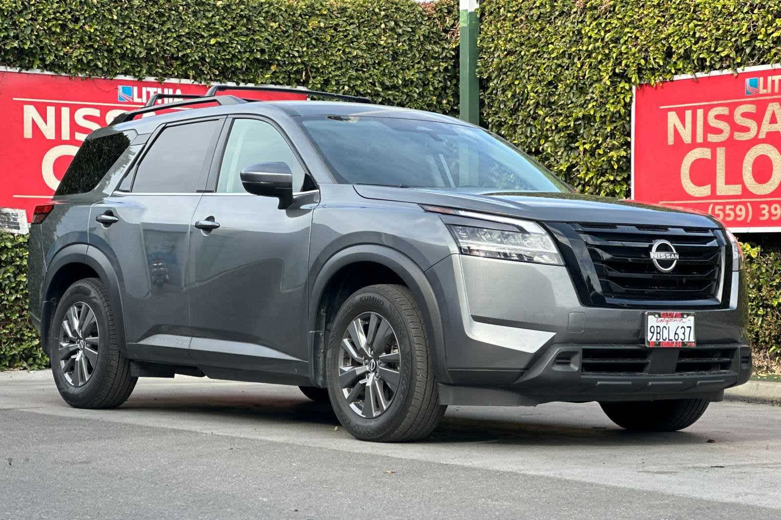 2022 Nissan Pathfinder SV 10