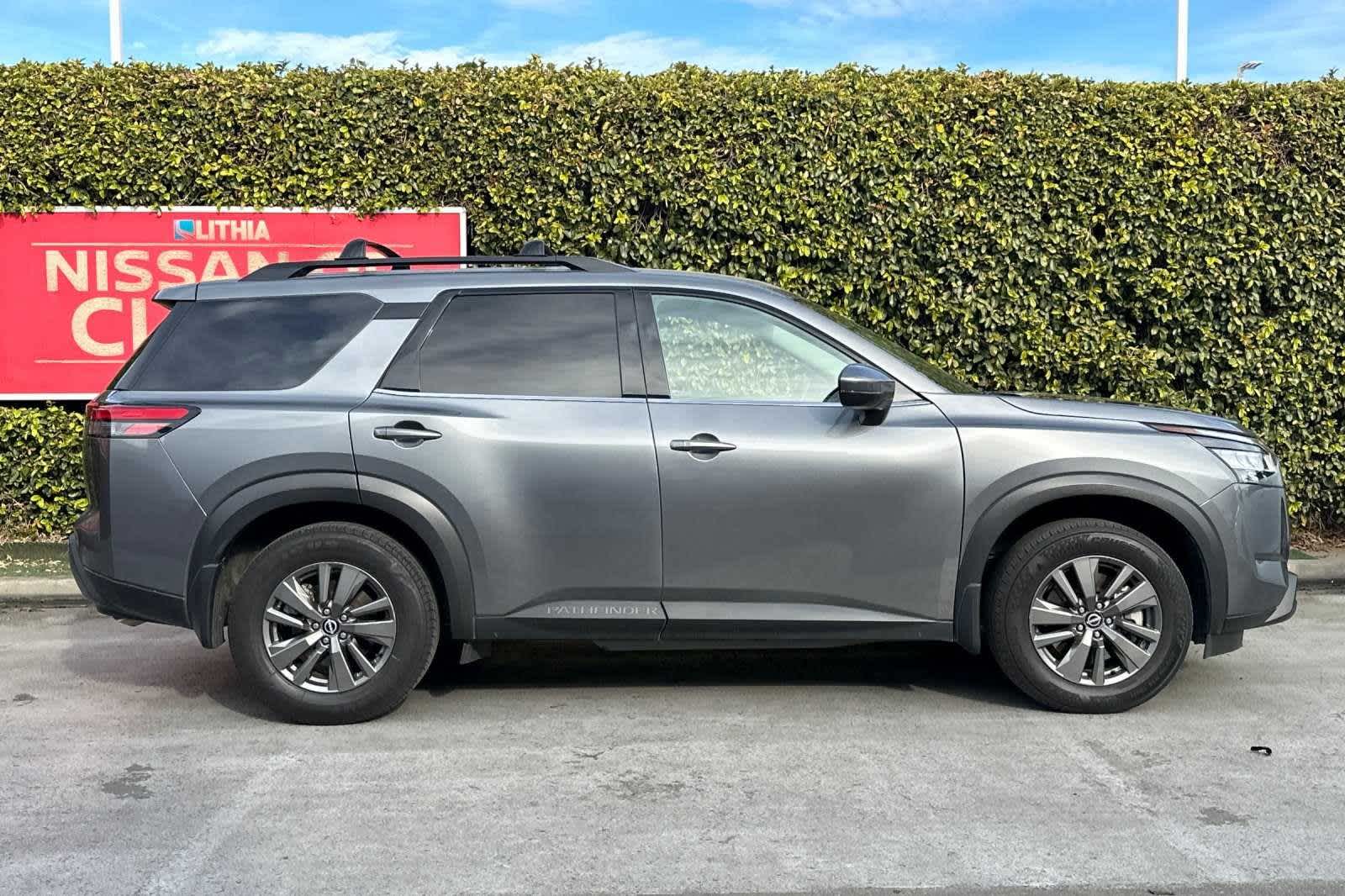 2022 Nissan Pathfinder SV 9