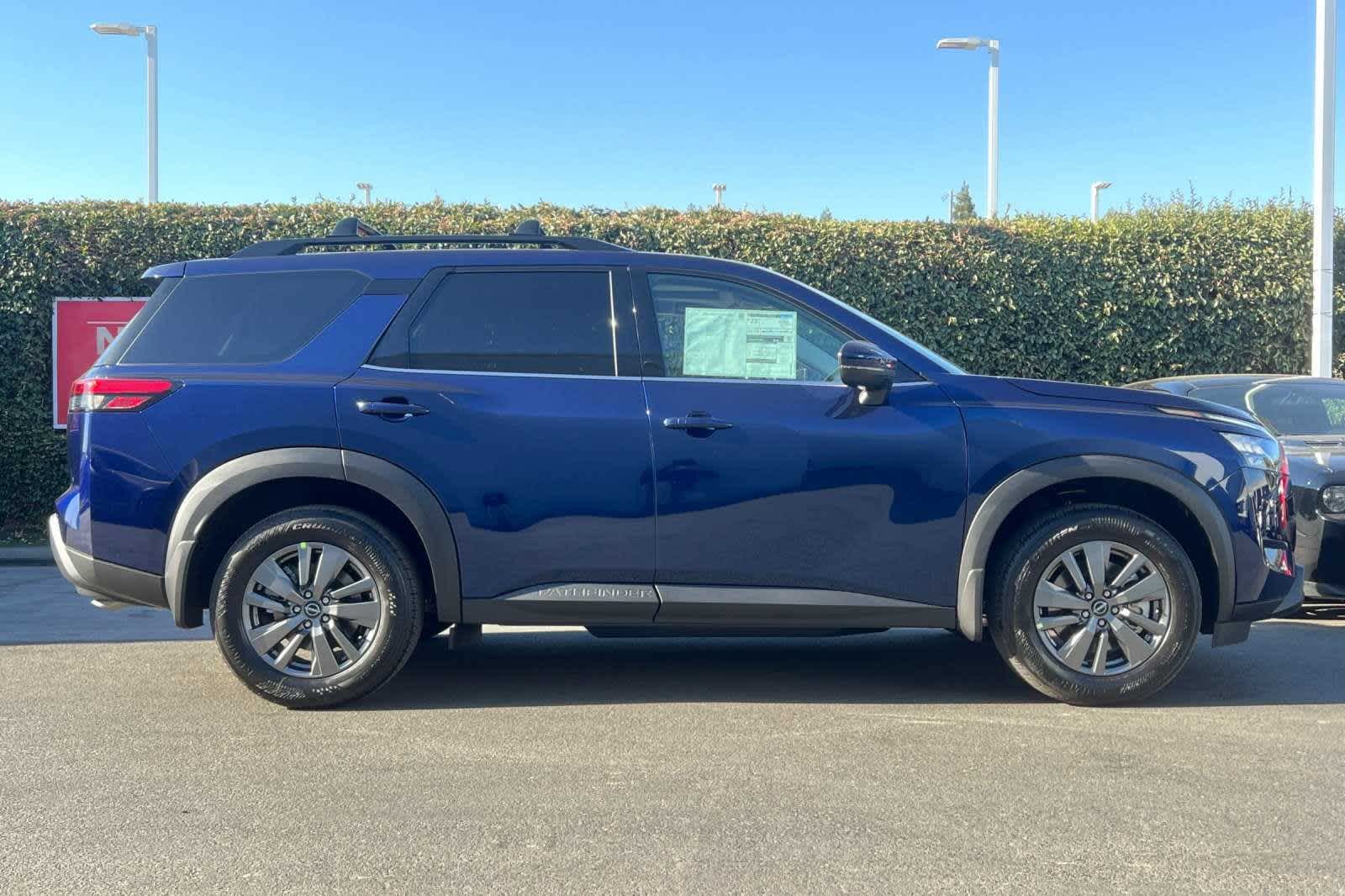 2024 Nissan Pathfinder SV 9