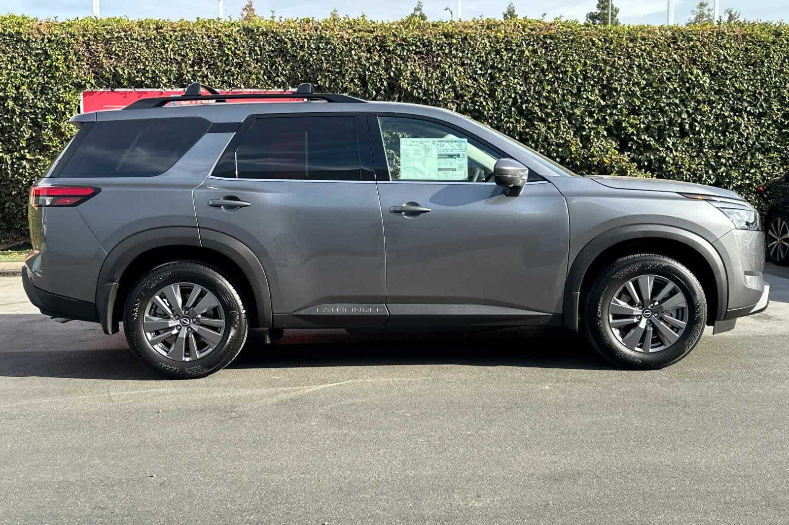 2024 Nissan Pathfinder SV 9