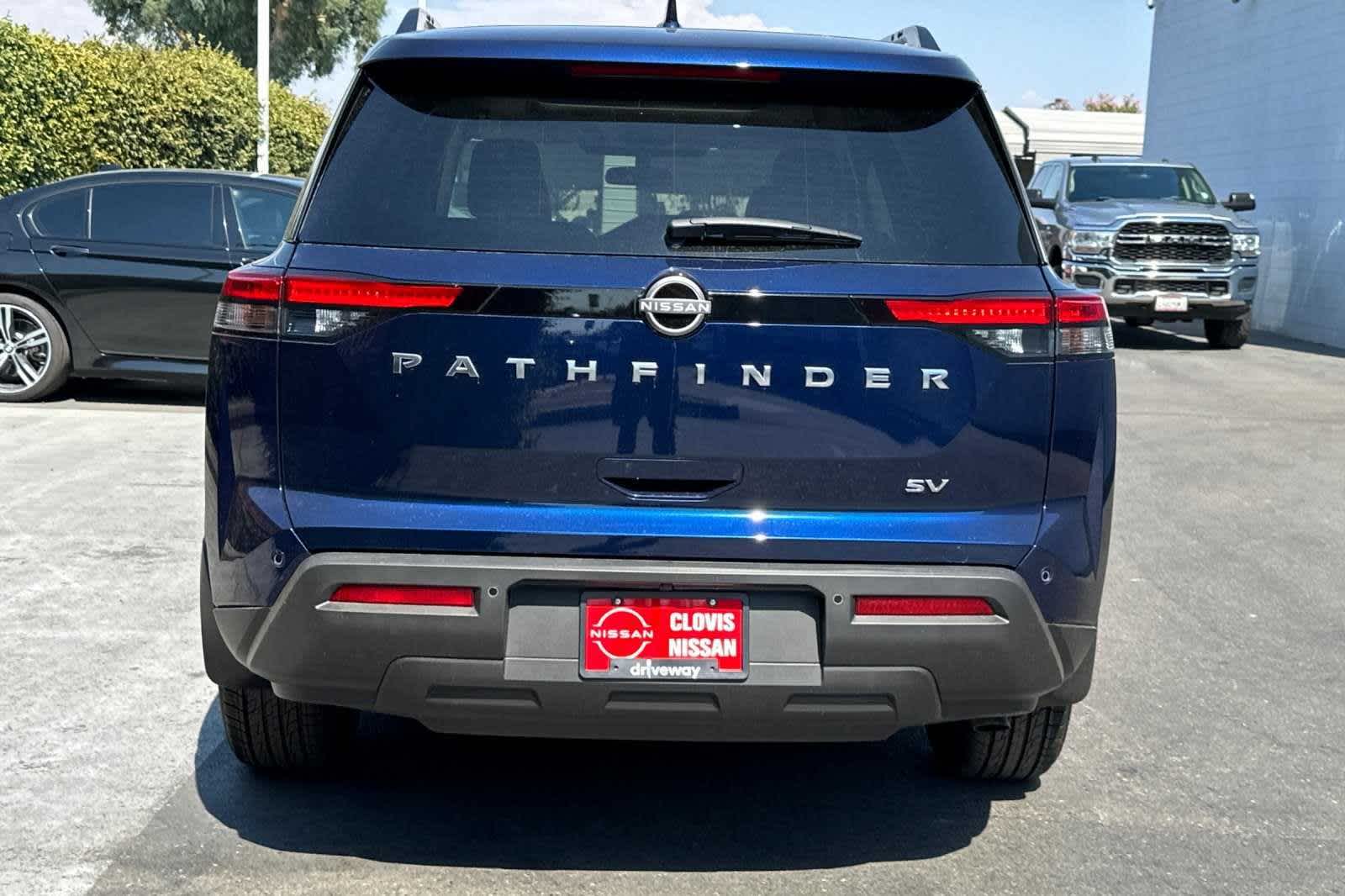 2024 Nissan Pathfinder SV 8