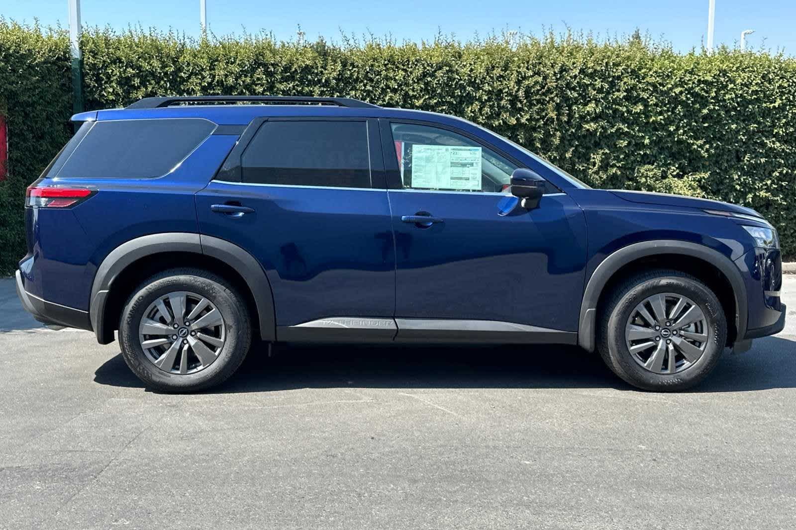 2024 Nissan Pathfinder SV 9