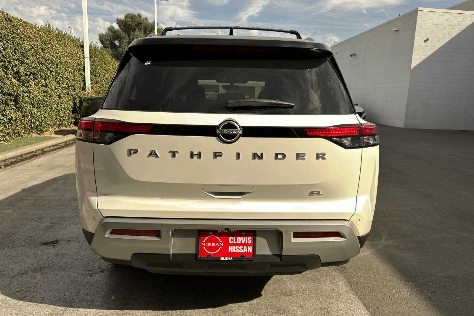 2024 Nissan Pathfinder SL 8