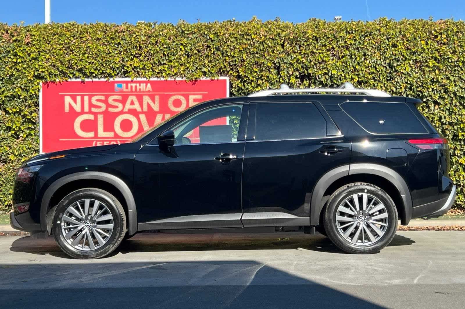 2024 Nissan Pathfinder SL 6