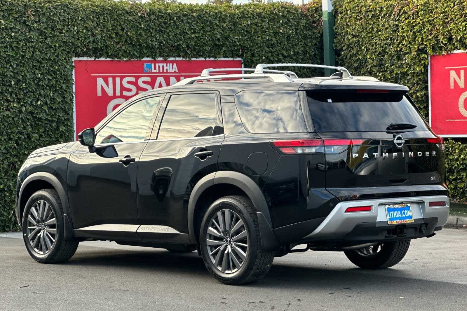 2025 Nissan Pathfinder SL 7