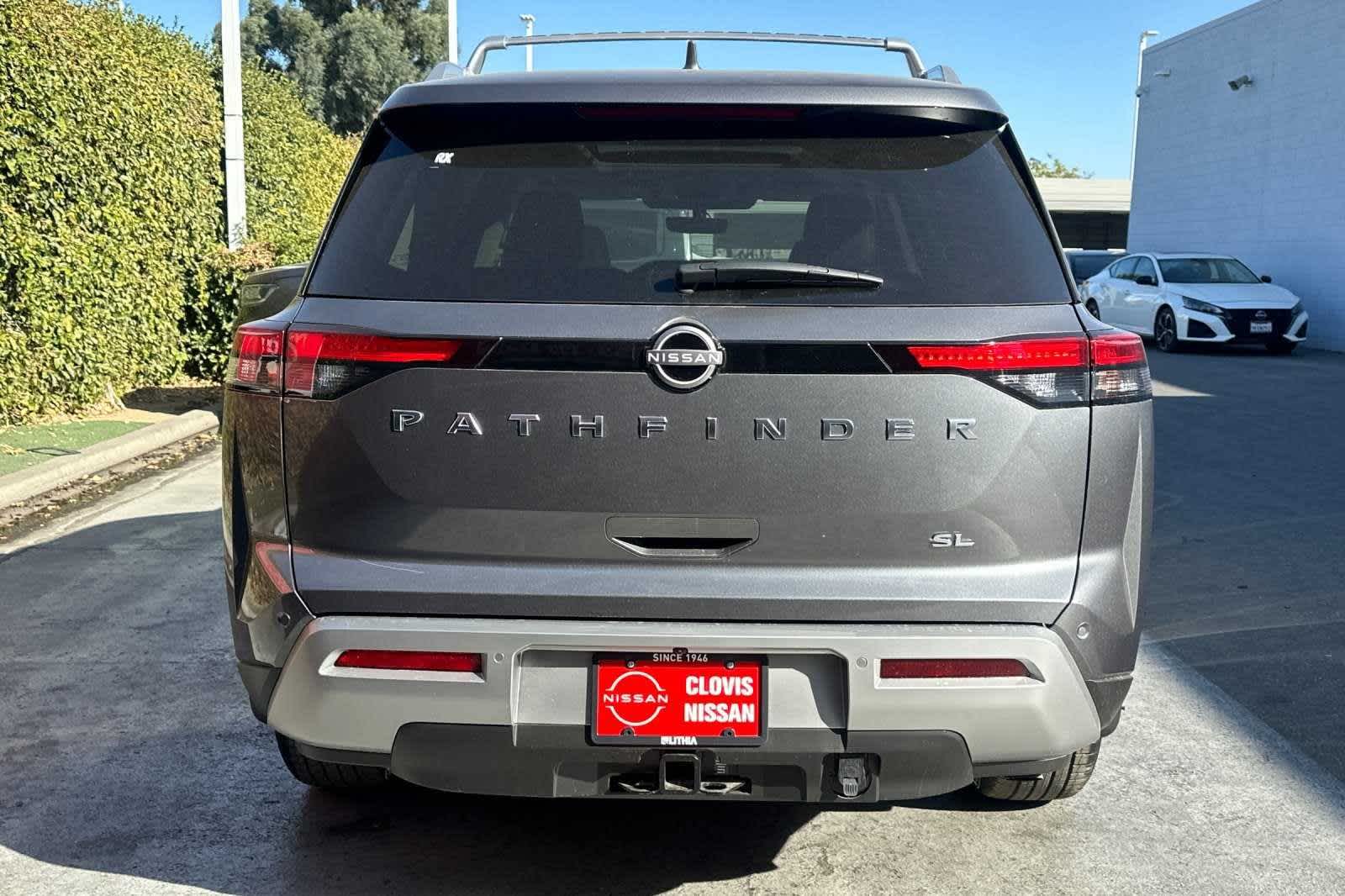 2024 Nissan Pathfinder SL 8