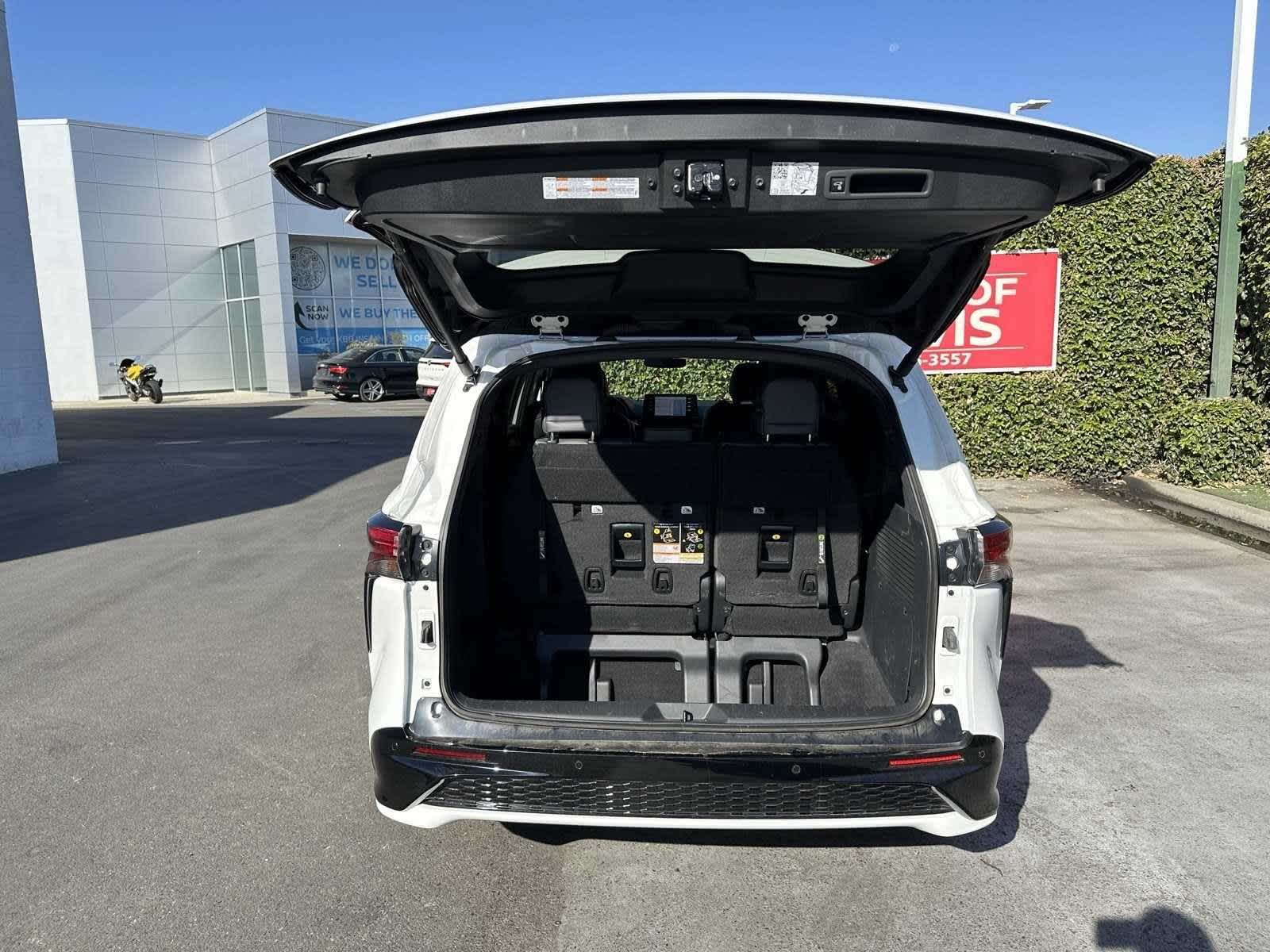 2023 Toyota Sienna XSE 33