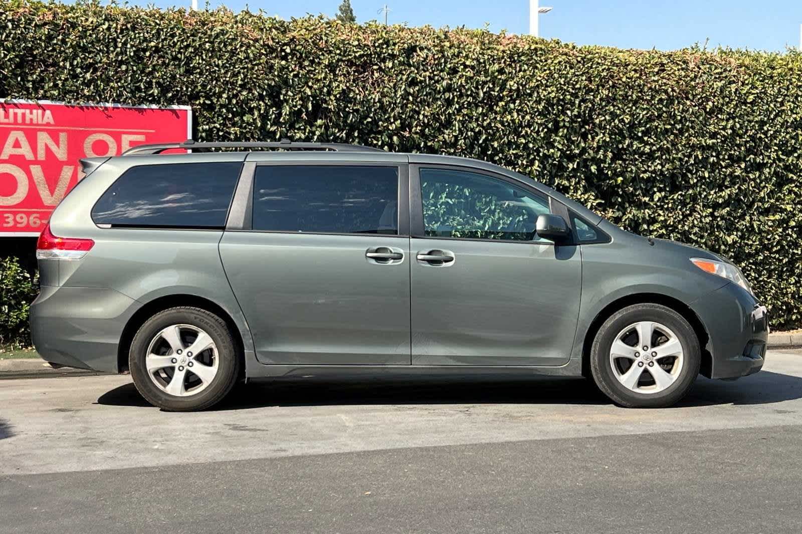 2014 Toyota Sienna LE 9