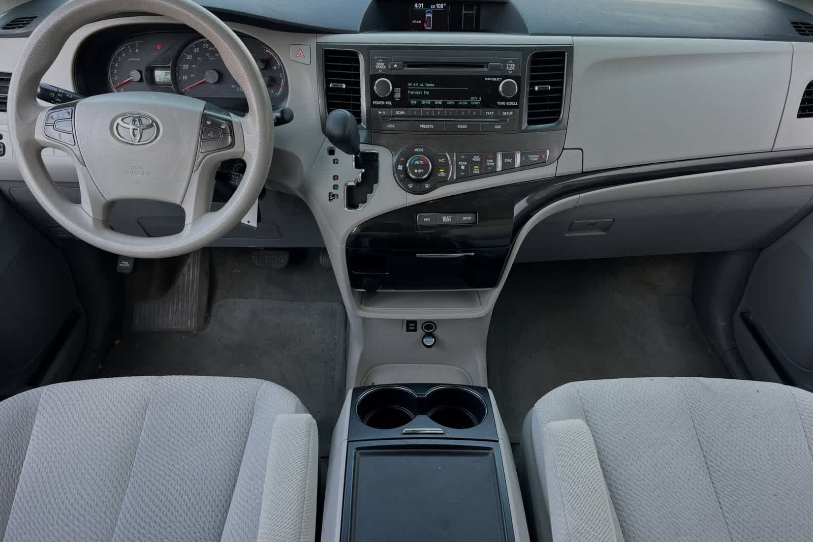 2014 Toyota Sienna LE 4