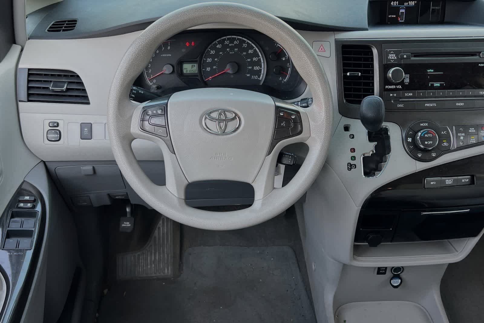 2014 Toyota Sienna LE 17