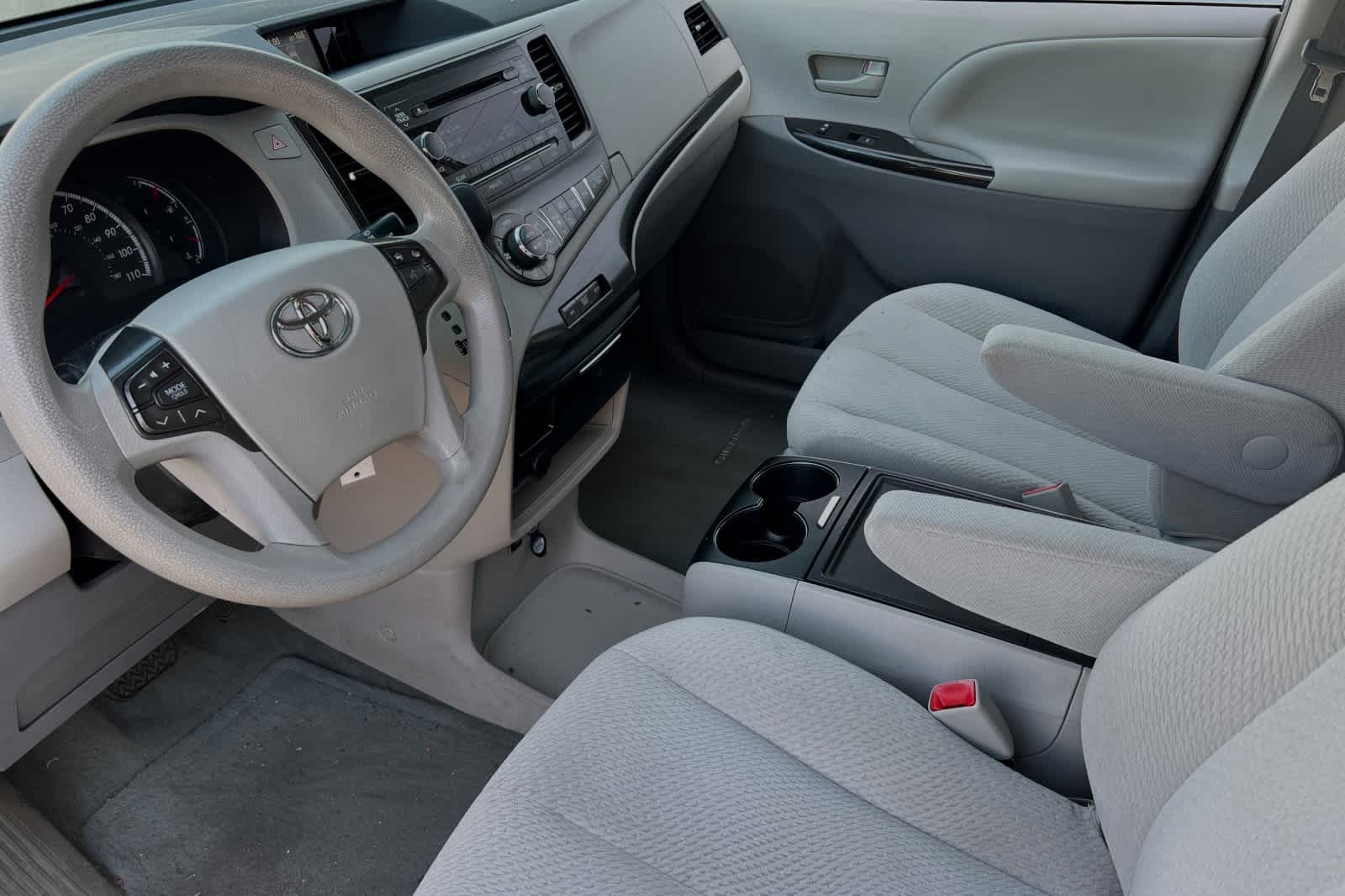 2014 Toyota Sienna LE 14